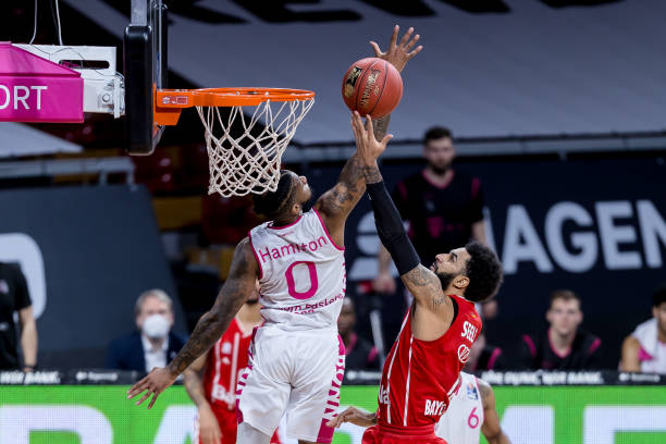 他用流畅的 他用流畅的